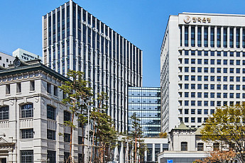 한은, 美 트럼프 정부 새 정책 외면?…'은행 중심 코인' 근거 도마에