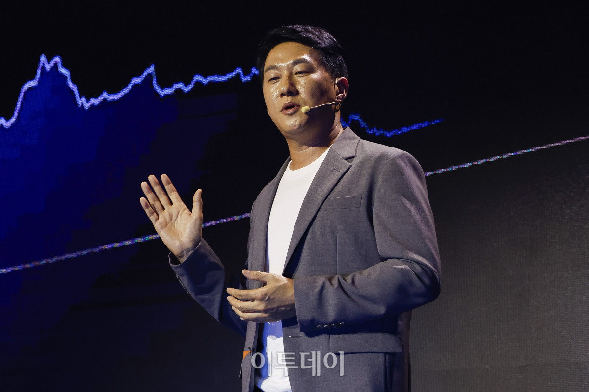 ▲오경석 두나무 대표가 9일 서울 강남구 그랜드 인터컨티넨탈 서울 파르나스에서 열린 업비트 D 컨퍼런스 2025(Upbit D conference 2025) 오프닝 스테이지에서 두나무 비전 및 전략에 대해 발표를 하고 있다. 조현호 기자 hyunho@ (사진=이투데이)