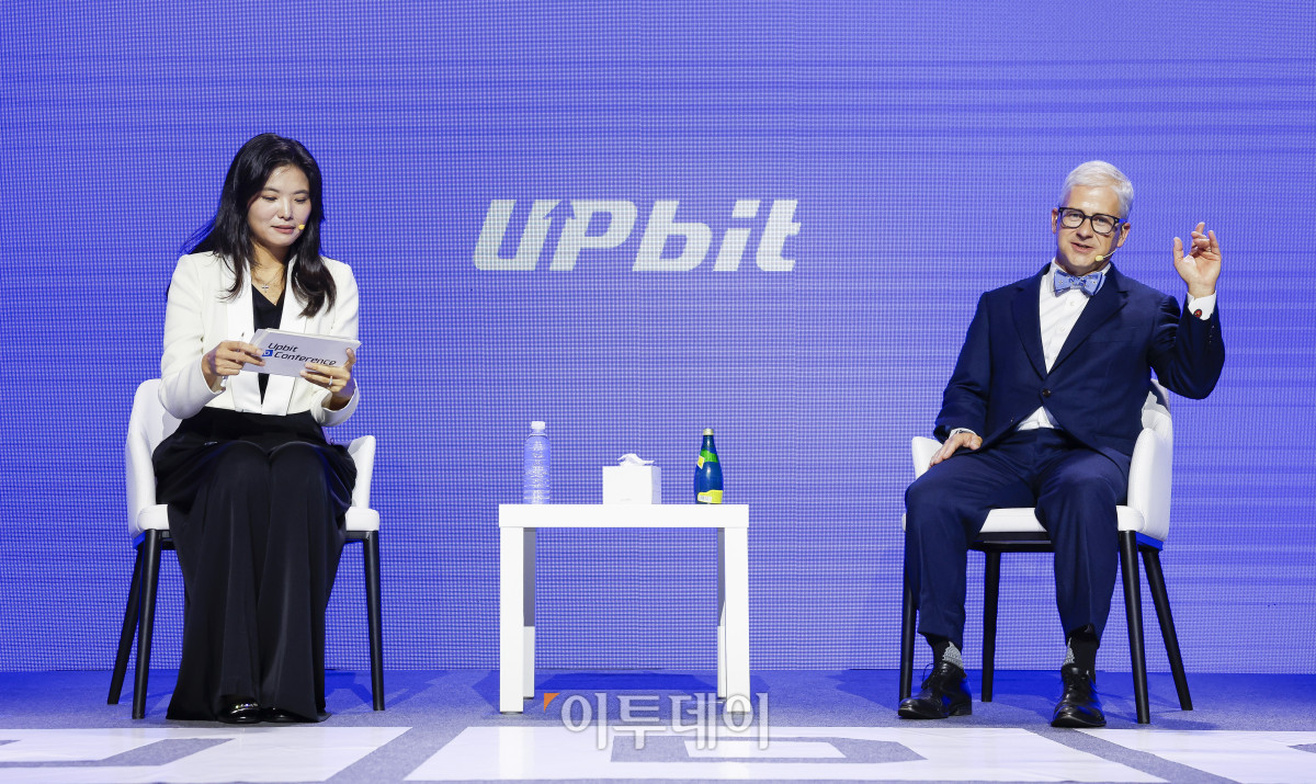 ▲패트릭 맥헨리(오른쪽) 전 미국 하원 금융서비스위원회 의장과 윤선주 두나무 최고브랜드임팩트책임자가 9일 서울 강남구 그랜드 인터컨티넨탈 서울 파르나스에서 열린 업비트 D 컨퍼런스 2025(Upbit D conference 2025)에서 대담을 하고 있다. 조현호 기자 hyunho@ (사진=이투데이)