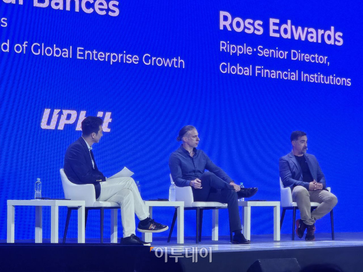 ▲이종섭 서울대학교 교수(사진 왼쪽)가 9일 서울 강남구 그랜드 인터컨티넨탈 서울 파르나스에서 열린 업비트 D 컨퍼런스 2025(Upbit D conference 2025)에서 폴 밴시스 팍소스(Paxos) 글로벌 엔터프라이즈 성장 총괄(사진 가운데), 로스 에드워드 리플(Ripple) 글로벌 금융기관 담당 시니어 디렉터(사진 오른쪽)와 대담을 하고 있다. (박정호 기자 godot@) (사진=이투데이)