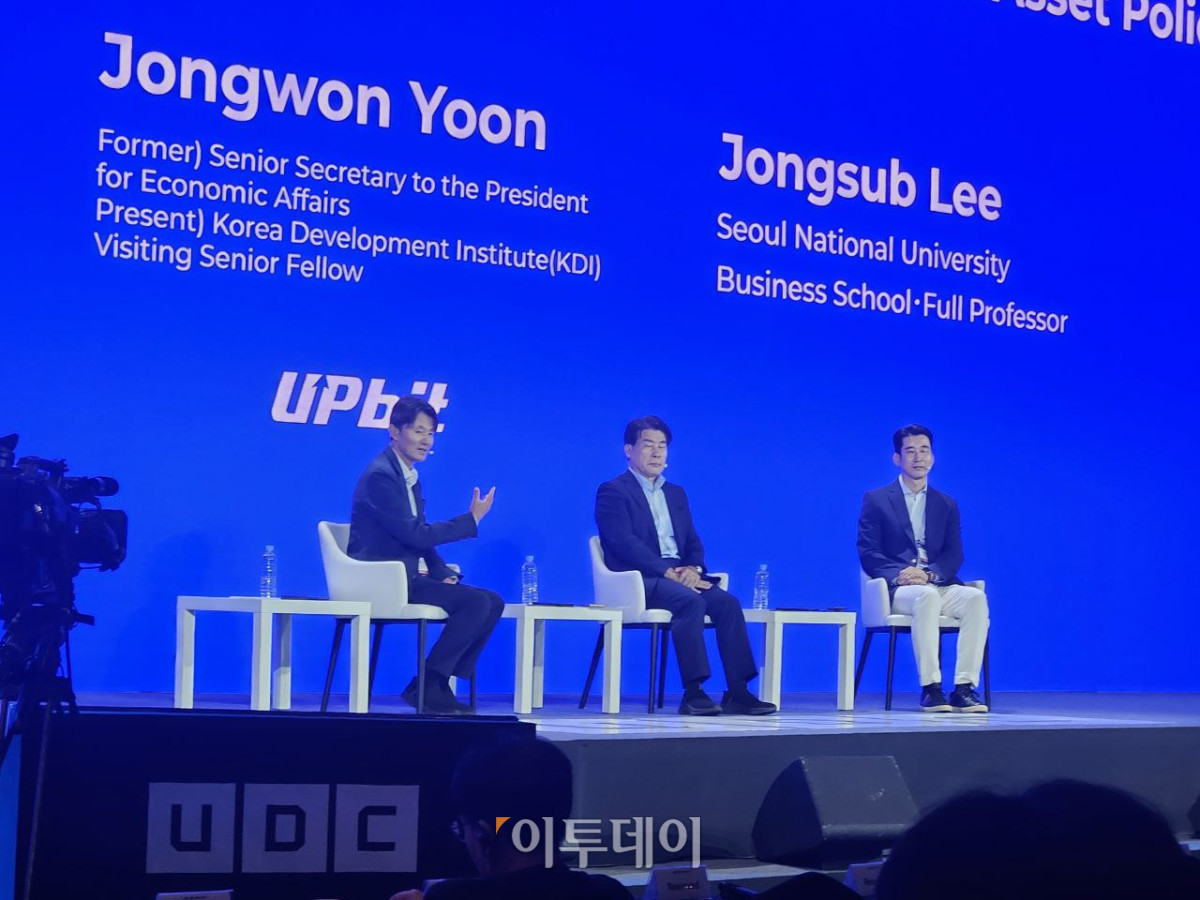 ▲9일 서울 강남구 그랜드 인터컨티넨탈 서울 파르나스에서 열린 업비트 D 컨퍼런스 2025(Upbit D conference 2025)에서 유재수 전 금융위원회 국장, 윤종완 전 청와대 경제수석, 이종섭 서울대학교 교수(사진 왼쪽부터)가 대담을 하고 있다. (박정호 기자 godot@) (사진=이투데이)