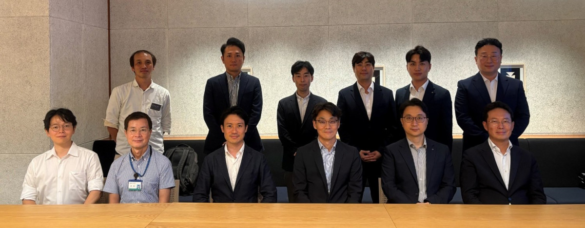 ▲차대산 케이뱅크 CTO(앞줄 왼쪽 네번째)와 최재혁 케이뱅크 디지털자산TF장(뒷줄 왼쪽 네번째)을 비롯한 ‘팍스프로젝트’ 관계자들이 지난 10일 도쿄에서 진행된 팍스프로젝트 종료 보고회에서 기념 촬영을 하고 있다. (사진=케이뱅)