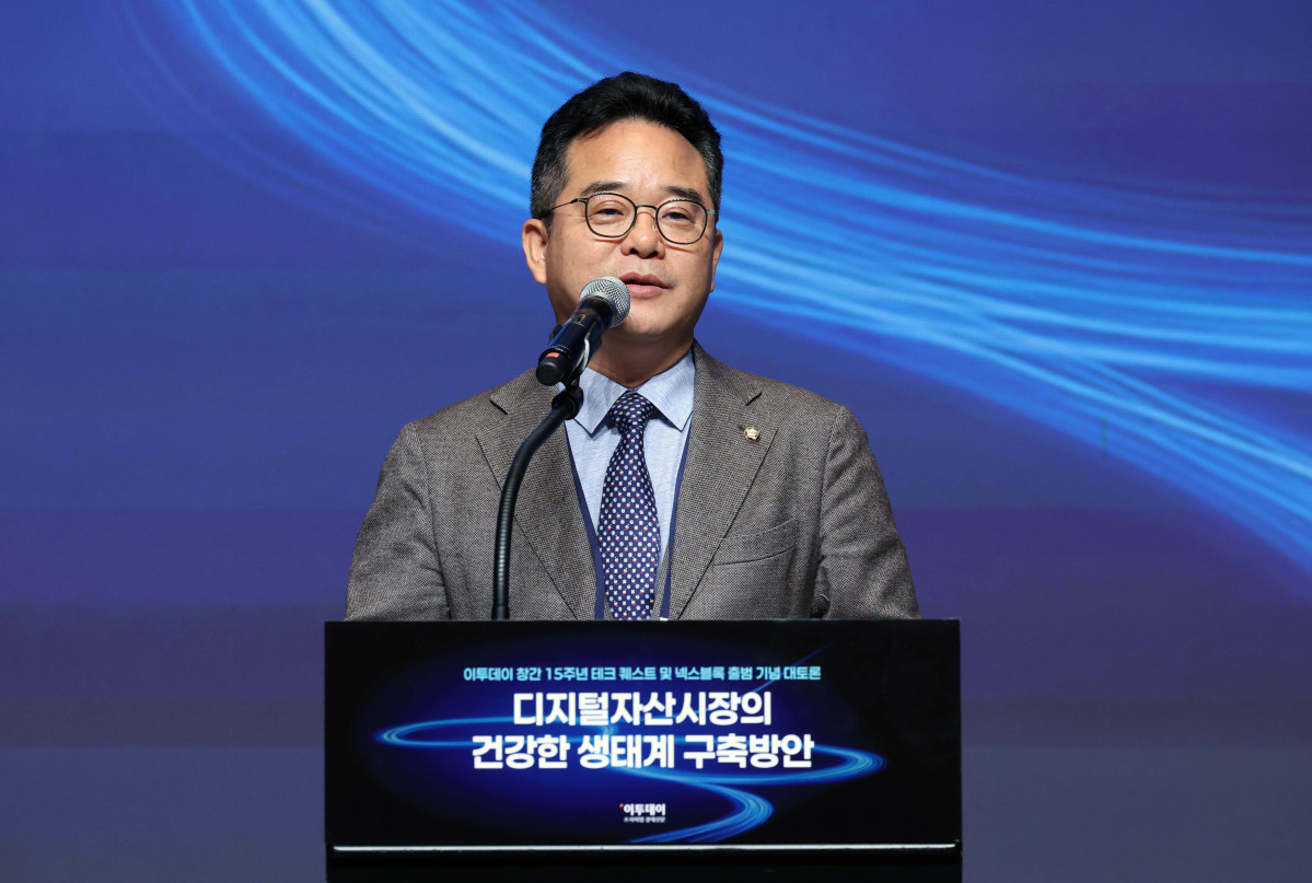 ▲민병덕 더불어민주당 의원이 24일 서울 서초구 JW메리어트 호텔 서울 그랜드볼룸에서 열린 이투데이 창간 15주년 테크퀘스트 및 넥스블록출범 기념 대토론 '디지털자산시장의 건강한 생태계 구축방안'에서 축사를 하고 있다. 이번 대토론에서는 가상자산 정책 방향과 산업 혁신, 글로벌 동향을 폭넓게 조망하며 시장의 안정적 발전을 위한 구체적 해법을 모색하고 향후 금융산업의 나아갈 길에 대한 심도 있는 통찰을 제시한다. 신태현 기자 holjjak@ (사진=이투데이)