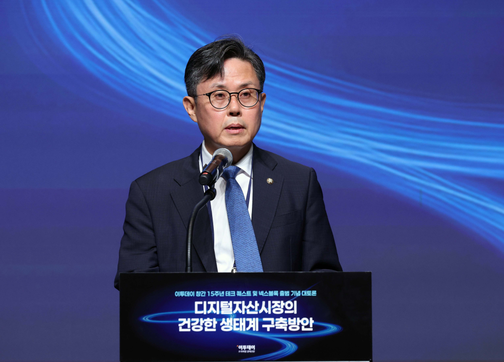 ▲안도걸 더불어민주당 의원이 24일 서울 서초구 JW메리어트 호텔 서울 그랜드볼룸에서 열린 이투데이 창간 15주년 테크퀘스트 및 넥스블록출범 기념 대토론 '디지털자산시장의 건강한 생태계 구축방안'에서 축사를 하고 있다. 이번 대토론에서는 가상자산 정책 방향과 산업 혁신, 글로벌 동향을 폭넓게 조망하며 시장의 안정적 발전을 위한 구체적 해법을 모색하고 향후 금융산업의 나아갈 길에 대한 심도 있는 통찰을 제시한다. 신태현 기자 holjjak@ (사진=이투데)