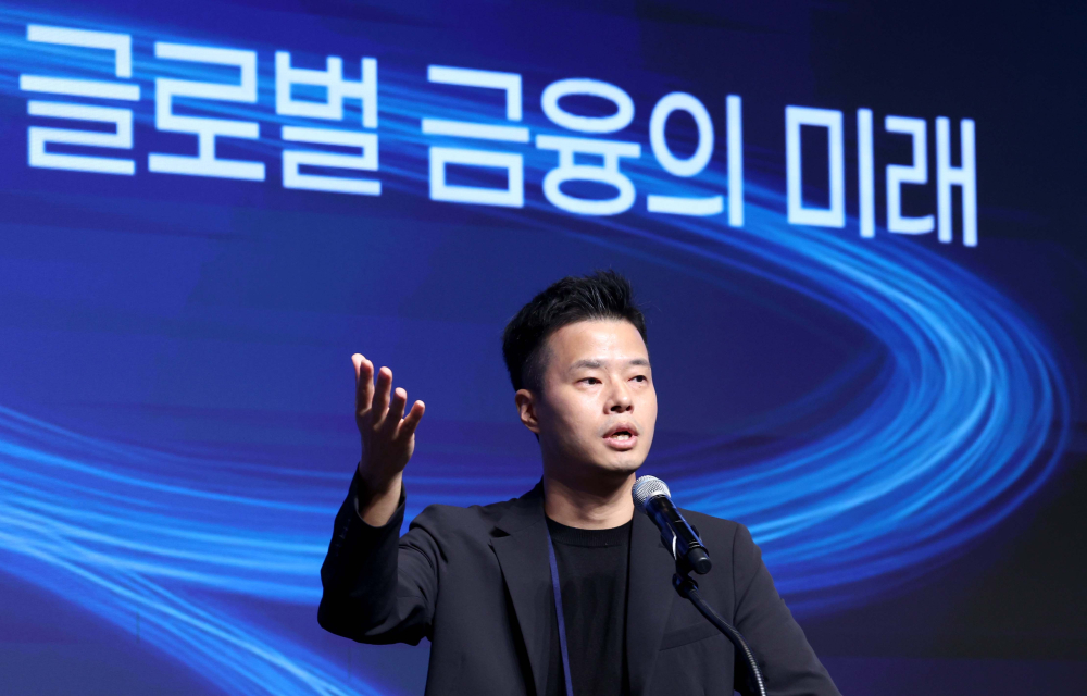 ▲서병윤 DSRV 연구소장이 24일 서울 서초구 JW메리어트 호텔 서울 그랜드볼룸에서 열린 이투데이 창간 15주년 테크퀘스트 및 넥스블록출범 기념 대토론 ‘디지털자산시장의 건강한 생태계 구축방안’에서 ‘스테이블코인이 바꿔나갈 글로벌 금융의 미래’에 대해 발표하고 있다. 이번 대토론에서는 가상자산 정책 방향과 산업 혁신, 글로벌 동향을 폭넓게 조망하며 시장의 안정적 발전을 위한 구체적 해법을 모색하고 향후 금융산업의 나아갈 길에 대한 심도 있는 통찰을 제시한다. 신태현 기자 holjjak@ (사진=이투데이)