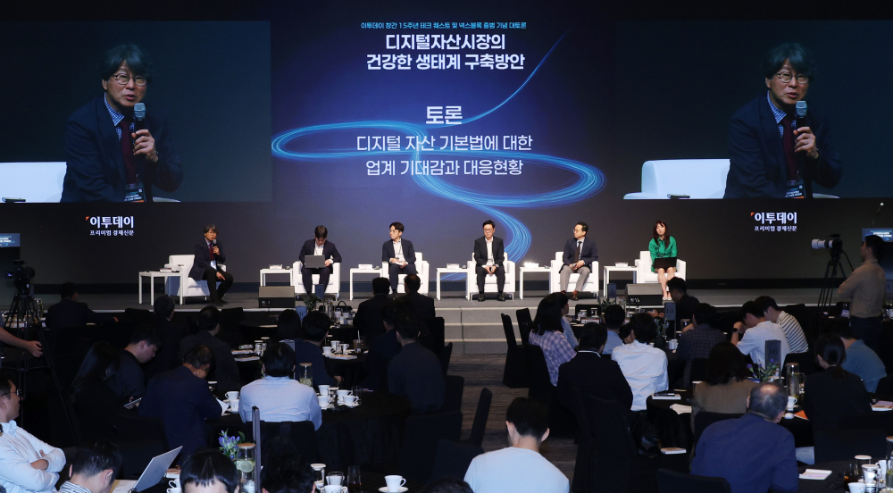 ▲24일 서울 서초구 JW메리어트 호텔 서울 그랜드볼룸에서 열린 이투데이 창간 15주년 테크퀘스트 및 넥스블록출범 기념 대토론 '디지털자산시장의 건강한 생태계 구축방안'에서 참석자들이 디지털 자산 기본법에 대한 업계 기대감과 대응현황을 주제로 패널토론을 하고 있다. 왼쪽부터 좌장을 맡은 정유신 서강대 경영전문대학원 교수, 심원태 금융위원회 사무관, 김경업 오픈에셋 대표, 조진석 한국디지털에셋(KODA) 대표이사, 오종욱 웨이브릿지 대표, 한서희 법무법인 바른 변호사. 고이란 기자 photoeran@ (이투데이DB) (사진=이투데이)