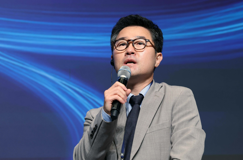 ▲유승재 티사이언티픽 대표가 24일 서울 서초구 JW메리어트 호텔 서울 그랜드볼룸에서 열린 이투데이 창간 15주년 테크퀘스트 및 넥스블록출범 기념 대토론 ‘디지털자산시장의 건강한 생태계 구축방안’에서 릴리 리우(Lily Liu) 솔라나재단 회장과 ‘디지털자산시장의 글로벌동향과 미래 발전 방향’에 대해 대담하고 있다. 이번 대토론에서는 가상자산 정책 방향과 산업 혁신, 글로벌 동향을 폭넓게 조망하며 시장의 안정적 발전을 위한 구체적 해법을 모색하고 향후 금융산업의 나아갈 길에 대한 심도 있는 통찰을 제시한다. 신태현 기자 holjjak@  (사진=이투데이)