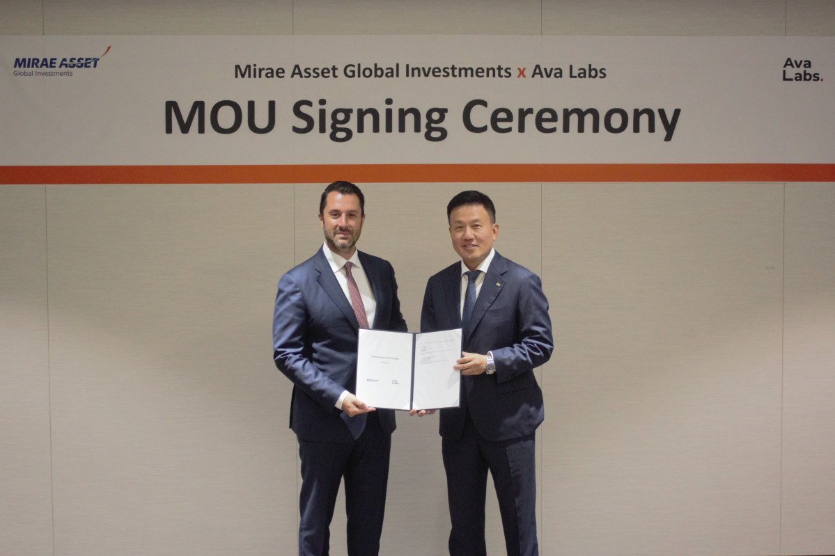▲미래에셋자산운용은 블록체인 플랫폼 아발란체(Avalanche) 개발사 ‘아바랩스(Ava Labs)’와 펀드 토큰화와 온체인 운용·결제 시스템 공동 개발을 위한 양해각서(MOU)를 체결했다고 25일 밝혔다. 왼쪽부터 아바랩스 존 나하스(John Nahas) 최고사업책임자(CBO), 미래에셋자산운용 혁신·글로벌경영 부문 대표 김영환 사장 (사진=미래에셋자산운)