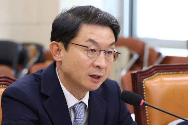 ▲이억원 금융위원장 후보자가 2일 서울 여의도 국회 정무위원회 전체회의에서 열린 인사청문회에서 의원 질의에 답하고 있다. 고이란 기자 photoeran@ ( (사진=이투데이)