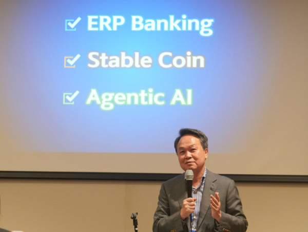 ▲신한금융그룹(회장 진옥동)은 지난 28일부터 이틀간 제주도에서 금융 담당 애널리스트 30여 명을 초청해 『신한금융그룹 애널리스트 데이』를 개최했다고 31일 밝혔다. 첫 날 진행된 세미나에서 진옥동 신한금융그룹 회장이 발표를 하고 있다. (사진=신한금융그)