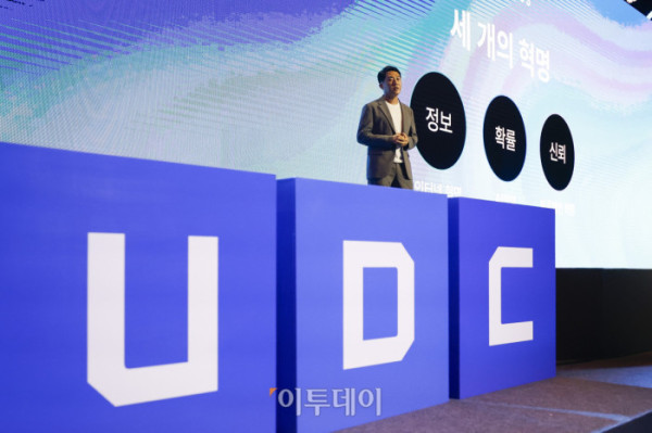 ▲오경석 두나무 대표가 9일 서울 강남구 그랜드 인터컨티넨탈 서울 파르나스에서 열린 업비트 D 컨퍼런스 2025(Upbit D conference 2025) 오프닝 스테이지에서 두나무 비전 및 전략에 대해 발표를 하고 있다. 조현호 기자 hyunho@ (사진=이투데이)