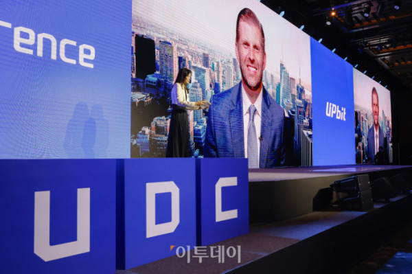 ▲에릭 트럼프 트럼프오거니제이션 총괄 부사장이 9일 서울 강남구 그랜드 인터컨티넨탈 서울 파르나스에서 열린 업비트 D 컨퍼런스 2025(Upbit D conference 2025)에서 화상 대담을 하고 있다. 조현호 기자 hyunho@ (사진=이투데이)