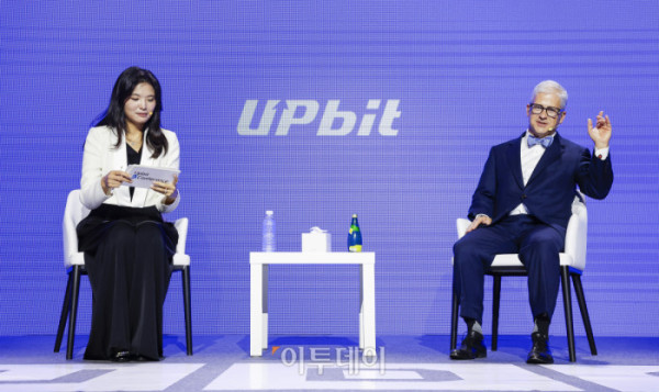▲패트릭 맥헨리(오른쪽) 전 미국 하원 금융서비스위원회 의장과 윤선주 두나무 최고브랜드임팩트책임자가 9일 서울 강남구 그랜드 인터컨티넨탈 서울 파르나스에서 열린 업비트 D 컨퍼런스 2025(Upbit D conference 2025)에서 대담을 하고 있다. 조현호 기자 hyunho@ (사진=이투데이)