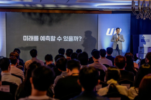 ▲뇌과학자 장동선 박사가 9일 UDC 2025에서 열린 청년 대상 업클래스에서 강연을 진행하고 있다. (사진=두나무)