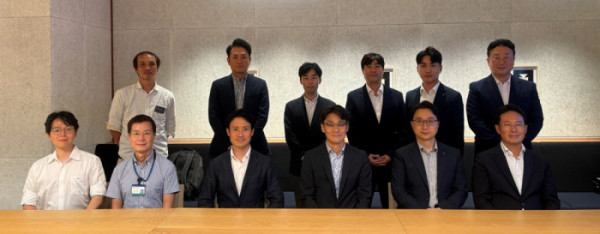 ▲차대산 케이뱅크 CTO(앞줄 왼쪽 네번째)와 최재혁 케이뱅크 디지털자산TF장(뒷줄 왼쪽 네번째)을 비롯한 ‘팍스프로젝트’ 관계자들이 지난 10일 도쿄에서 진행된 팍스프로젝트 종료 보고회에서 기념 촬영을 하고 있다. (사진=케이뱅)