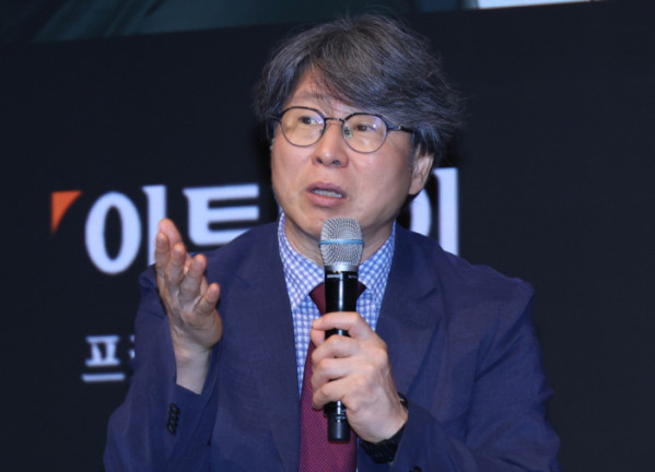 ▲24일 서울 서초구 JW메리어트 호텔 서울 그랜드볼룸에서 열린 이투데이 창간 15주년 테크퀘스트 및 넥스블록출범 기념 대토론 '디지털자산시장의 건강한 생태계 구축방안'에서 좌장을 맡은 정유신 서강대 경영전문대학원 교수가 디지털 자산 기본법에 대한 업계 기대감과 대응현황을 주제로 패널토론을 하고 있다. 고이란 기자 photoeran@ (사진=이투데이)