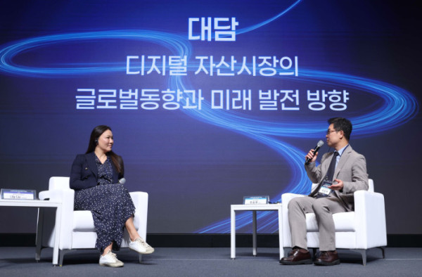 ▲유승재 티사이언티픽 대표가 24일 서울 서초구 JW메리어트 호텔 서울 그랜드볼룸에서 열린 이투데이 창간 15주년 테크퀘스트 및 넥스블록출범 기념 대토론 ‘디지털자산시장의 건강한 생태계 구축방안’에서 릴리 리우(Lily Liu) 솔라나재단 회장과 ‘디지털자산시장의 글로벌동향과 미래 발전 방향’에 대해 대담하고 있다. 이번 대토론에서는 가상자산 정책 방향과 산업 혁신, 글로벌 동향을 폭넓게 조망하며 시장의 안정적 발전을 위한 구체적 해법을 모색하고 향후 금융산업의 나아갈 길에 대한 심도 있는 통찰을 제시한다. 신태현 기자 holjjak@ (사진=이투데이)