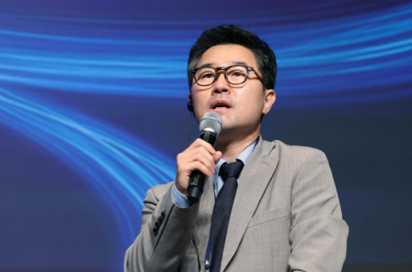 ▲유승재 티사이언티픽 대표가 24일 서울 서초구 JW메리어트 호텔 서울 그랜드볼룸에서 열린 이투데이 창간 15주년 테크퀘스트 및 넥스블록출범 기념 대토론 ‘디지털자산시장의 건강한 생태계 구축방안’에서 릴리 리우(Lily Liu) 솔라나재단 회장과 ‘디지털자산시장의 글로벌동향과 미래 발전 방향’에 대해 대담하고 있다. 이번 대토론에서는 가상자산 정책 방향과 산업 혁신, 글로벌 동향을 폭넓게 조망하며 시장의 안정적 발전을 위한 구체적 해법을 모색하고 향후 금융산업의 나아갈 길에 대한 심도 있는 통찰을 제시한다. 신태현 기자 holjjak@ (사진=이투데이)