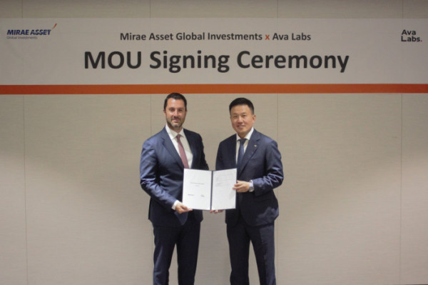 ▲미래에셋자산운용은 블록체인 플랫폼 아발란체(Avalanche) 개발사 ‘아바랩스(Ava Labs)’와 펀드 토큰화와 온체인 운용·결제 시스템 공동 개발을 위한 양해각서(MOU)를 체결했다고 25일 밝혔다. 왼쪽부터 아바랩스 존 나하스(John Nahas) 최고사업책임자(CBO), 미래에셋자산운용 혁신·글로벌경영 부문 대표 김영환 사장 (사진=미래에셋자산운)