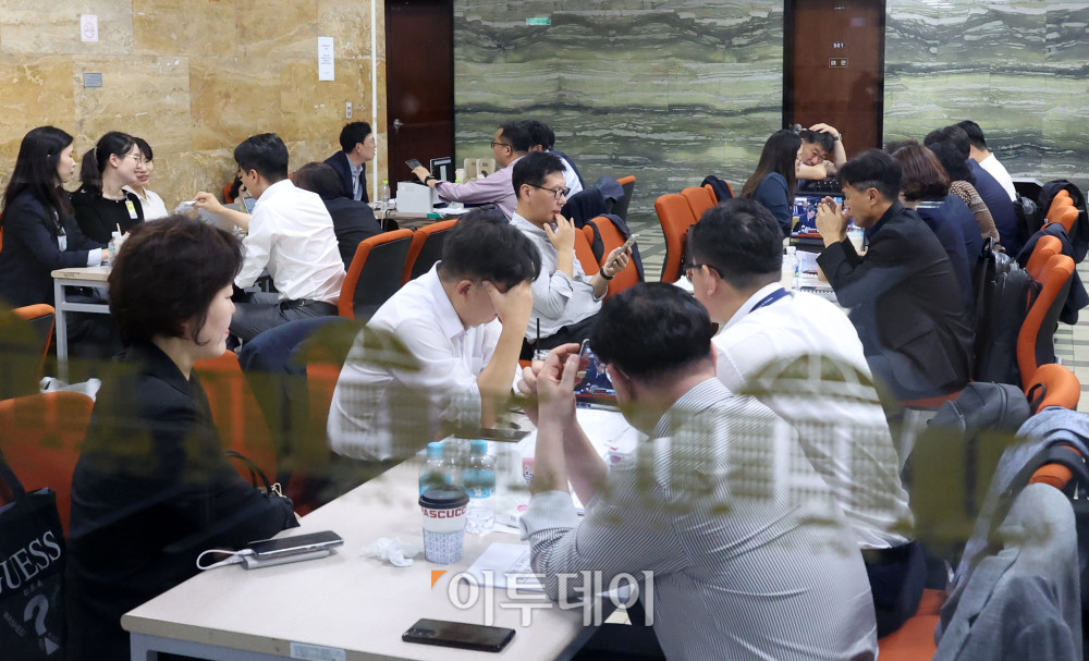 ▲▲이재명 정부 국정감사 첫날인 13일 서울 여의도 국회에서 상임위 별 피감기관 관계자들이 분주하게 국감 준비를 하고 있다. 고이란 기자 photoeran@ (사진=이투데이)