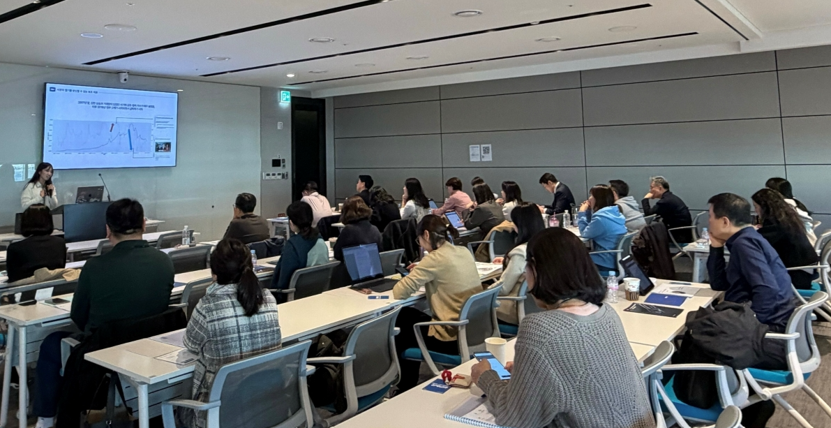 ▲업비트 데이터랩 김가은 연구원이 5일 열린 NH투자증권 PB 대상 업클래스에서 ‘공포 탐욕 지수‘에 대해 설명하고 있다. (사진제공=두나무)