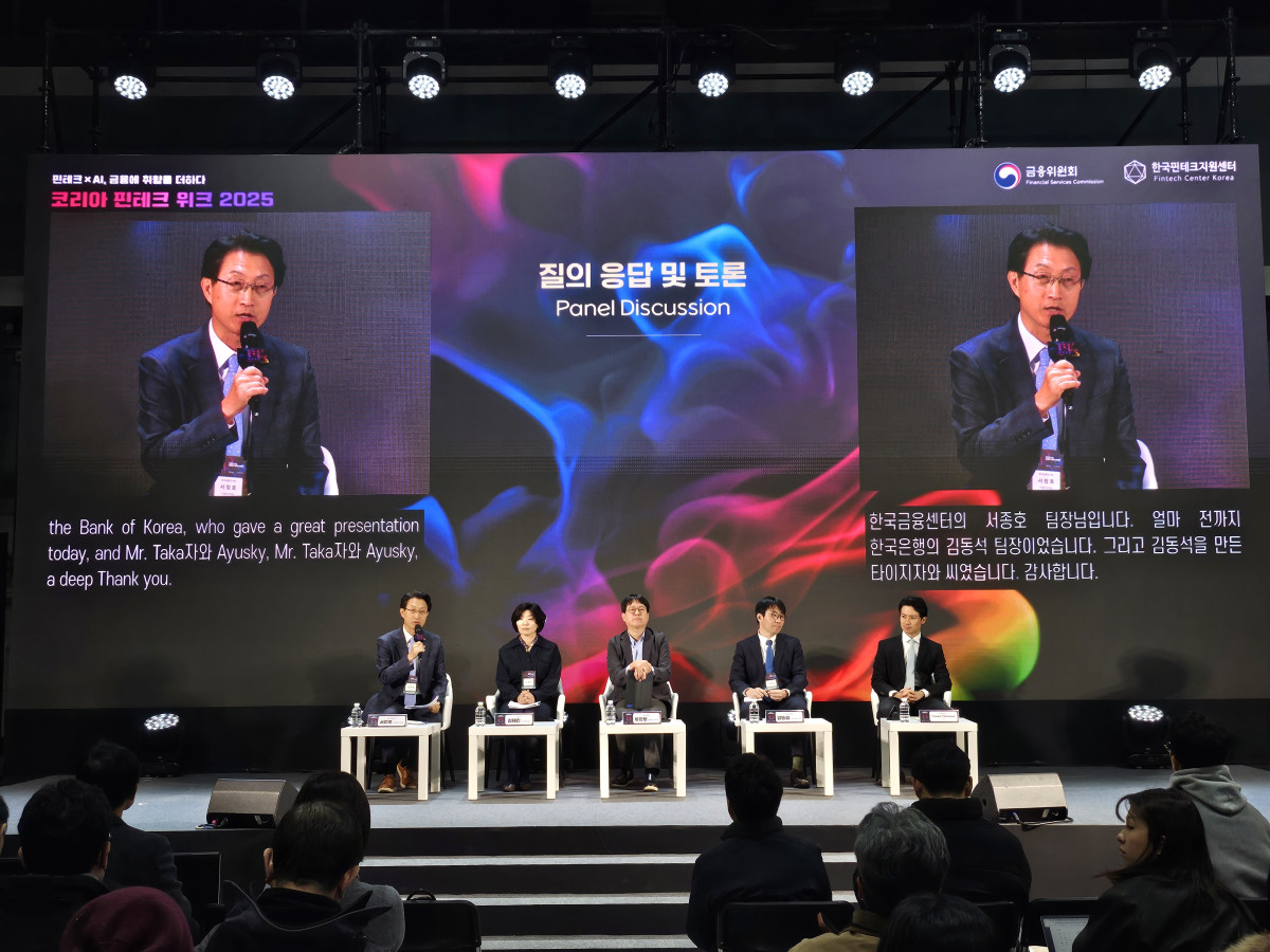▲28일 서울 양재 aT센터에서 열린 『코리아 핀테크 위크 2025』에서 ‘핀테크 시대의 새로운 금융인프라: 디지털화폐의 현재와 미래’에 대해 연사들이 토론하고 있다.(왼쪽부터 서정호 한국금융연구원 선임연구위원, 김재진 DAXA 상임부회장, 류창보 NH 농협은행 블록체인팀장, 김동섭 한국은행 디지털화폐기획팀장, 타케자와 유스케 Progmat Inc의 CSO) (손기현 기자)