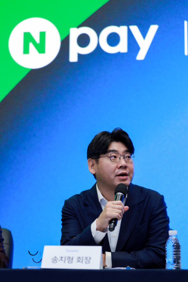 ▲27일 경기도 성남시에 위치한 네이버 1784에서 열린 3사 공동 기자간담회에서 송치형 두나무 회장이 기자들의 질의에 답변하고 있다. (사진제공=두나무)