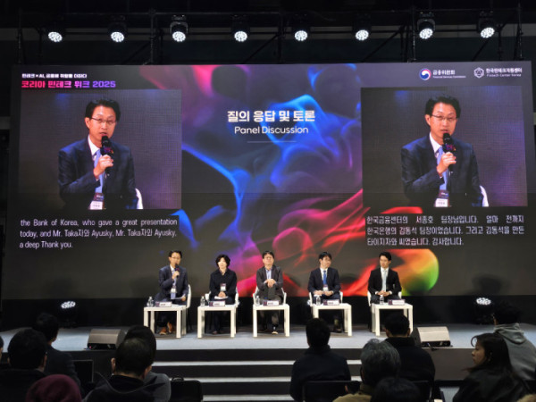 ▲28일 서울 양재 aT센터에서 열린 『코리아 핀테크 위크 2025』에서 ‘핀테크 시대의 새로운 금융인프라: 디지털화폐의 현재와 미래’에 대해 연사들이 토론하고 있다.(왼쪽부터 서정호 한국금융연구원 선임연구위원, 김재진 DAXA 상임부회장, 류창보 NH 농협은행 블록체인팀장, 김동섭 한국은행 디지털화폐기획팀장, 타케자와 유스케 Progmat Inc의 CSO) (손기현 기자)