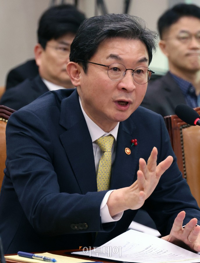 ▲이억원 금융위원장이 26일 서울 여의도 국회에서 열린 법제사법위원회 전체회의에서 의원 질의에 답하고 있다. 고이란 기자 photoeran@