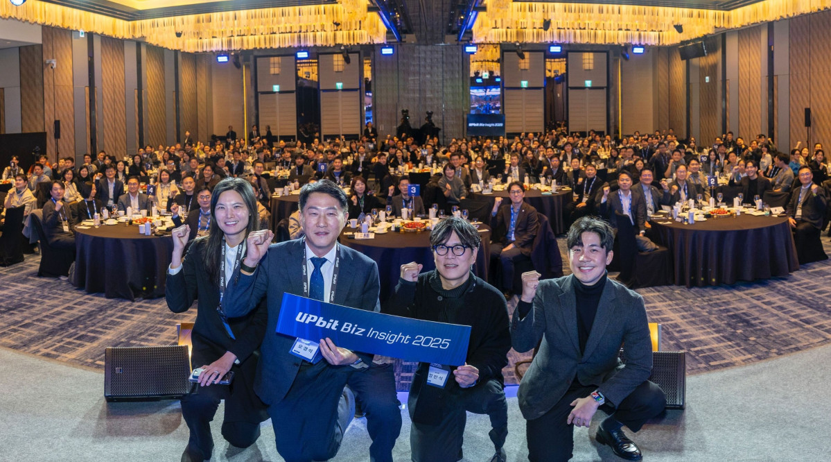 ▲[사진자료1] 두나무는 지난 8일 서울 포시즌스 호텔에서 ‘업비트 비즈 인사이트(UBI) 2025’를 개최했다. (좌) 윤선주 두나무 최고브랜드임팩트책임자(CBIO), 오경석 두나무 대표, 정민석 두나무 최고운영책임자(COO), 손혁진 두나무 법인총괄. (사진제공=두나무)