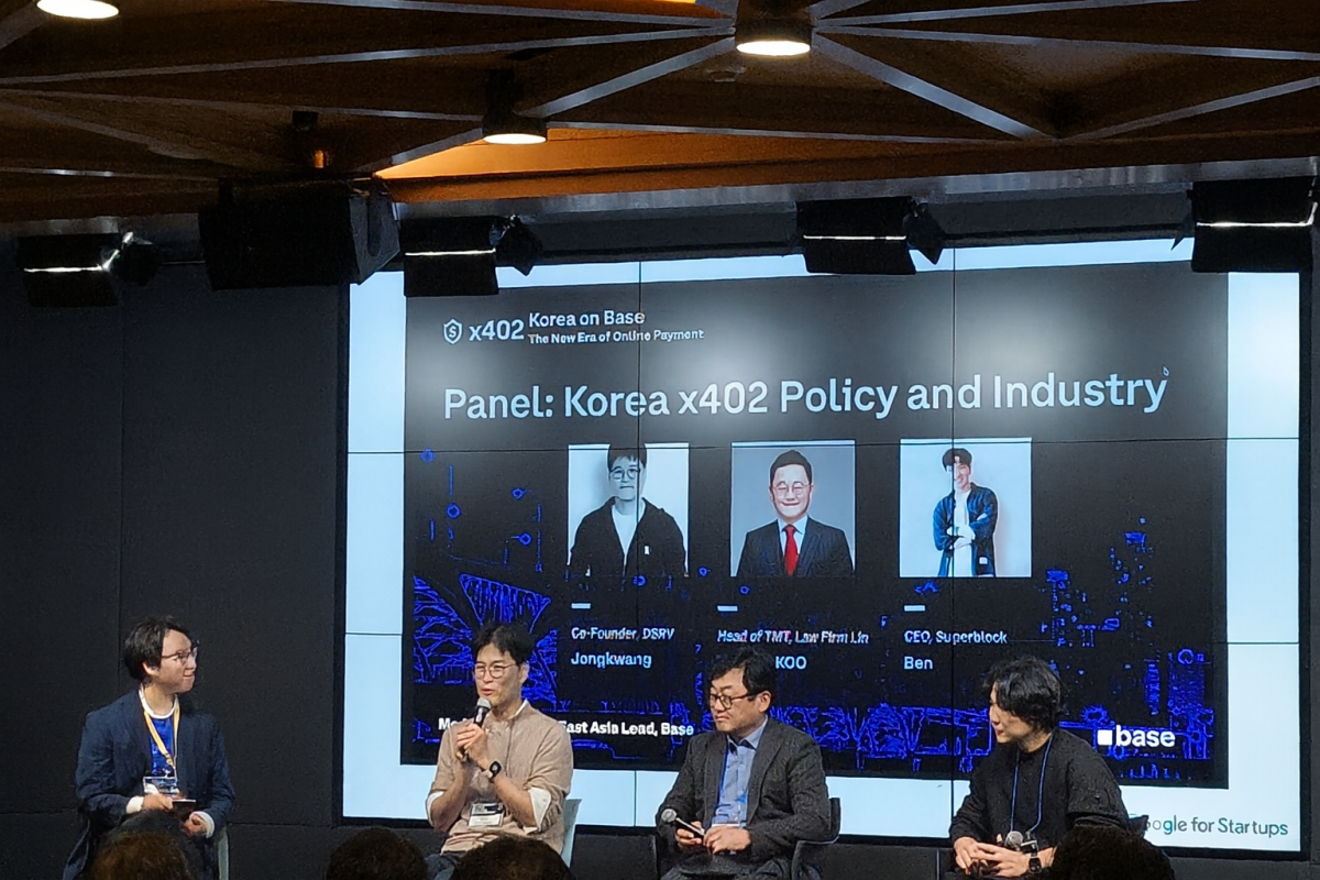 ▲8일 서울 구글 스타트업 캠퍼스에서 열린 ‘x402 Korea on Base’ 패널 세션에서 x402의 국내 규제 적합성과 산업 도입 전략을 논의하고 있다(왼쪽부터 David(Base East Asia Lead), DSRV 김종광 공동창업자, 법무법인(유) 린 구태언 변호사, 슈퍼블록 Ben 대표) (손기현 기자)