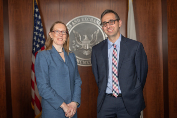 ▲왼쪽이 헤스터 피어스 의원 (사진=헤스터 피어스 공식 X)