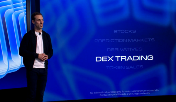 ▲연사로 발표 중인 맥스 브랜즈 버그  (사진=코인베이스 공식 X)