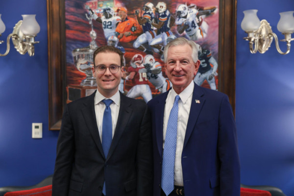 ▲왼쪽이 CFTC 신임 의장 마이크 셀릭 (사진=토미 튜버빌(Tommy Tuberville) 공식 X)