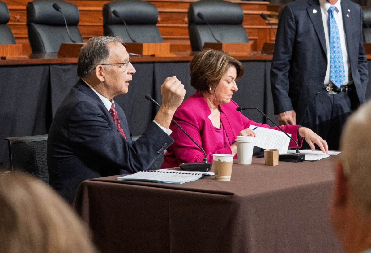 ▲왼쪽부터 존 부즈만 농업위원회 의장, 에이미 클로버샤 농업위원회 의원 (사진= 상원 농업위원회)