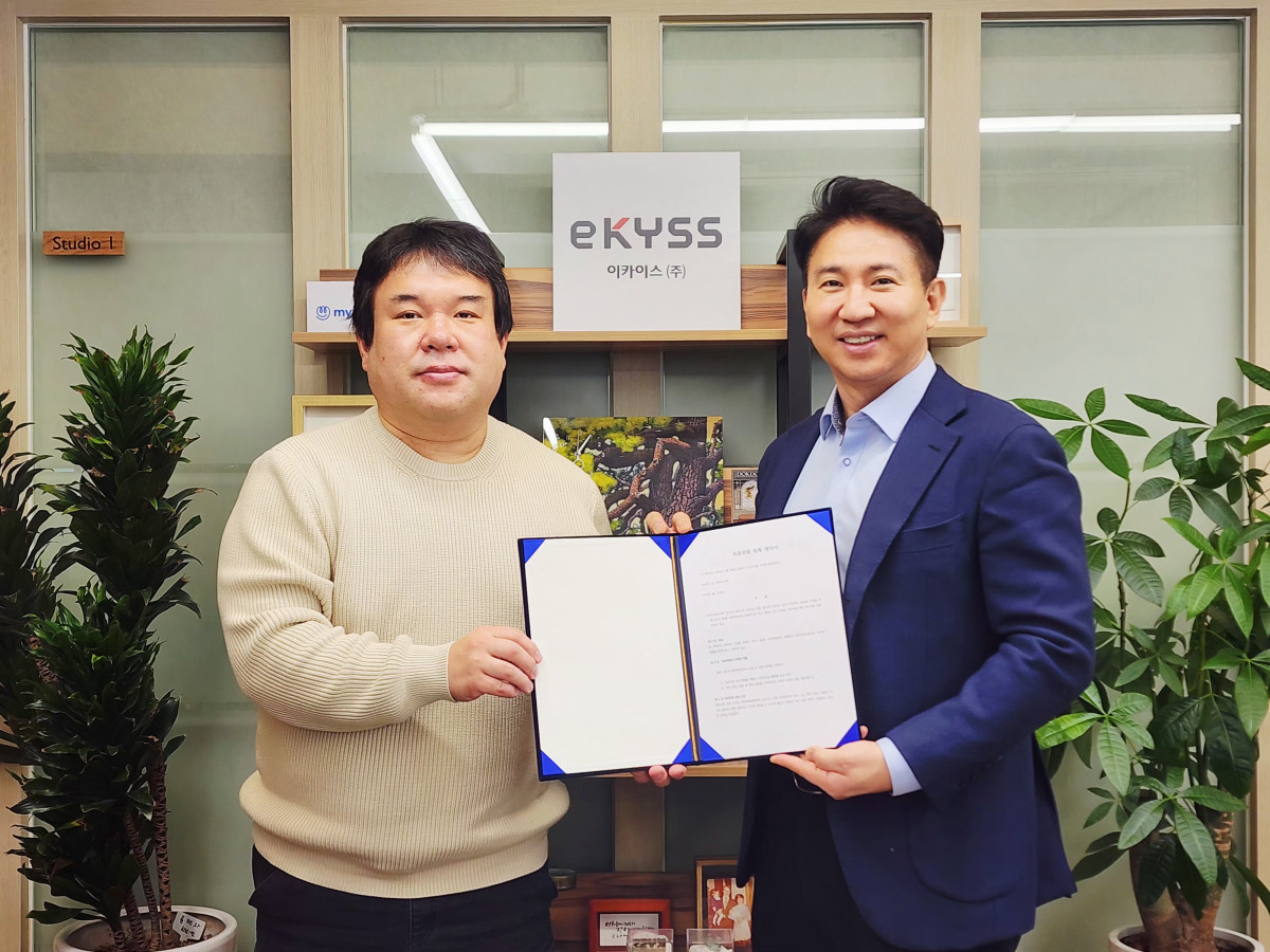 ▲이카이스는 김진호 캐시트리 대표를 자문이사로 위촉했다. 사진은 김진호 대표(왼쪽)와 이현준 이카이스 대표. (사진제공=이카이스)