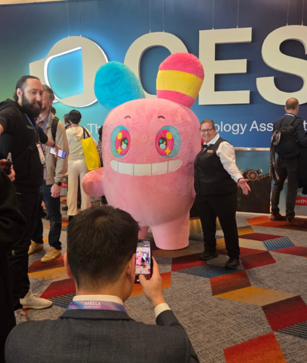 ▲7일(현지시간) 미국 라스베이거스에서 개최된 CES2026 행사장에서 부산디지털자산거래소 공식 캐릭터 ‘비바부(VIVABU)’가 관람객들과 소통하고 있다. (사진=부산디지털자산거래소 비단(Bdan))