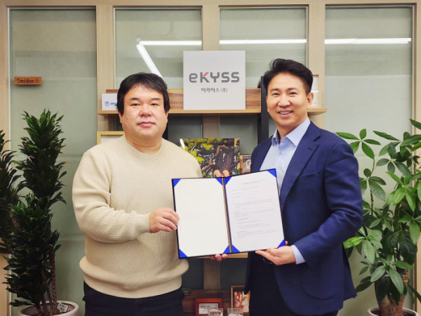 ▲이카이스는 김진호 캐시트리 대표를 자문이사로 위촉했다. 사진은 김진호 대표(왼쪽)와 이현준 이카이스 대표. (사진제공=이카이스)