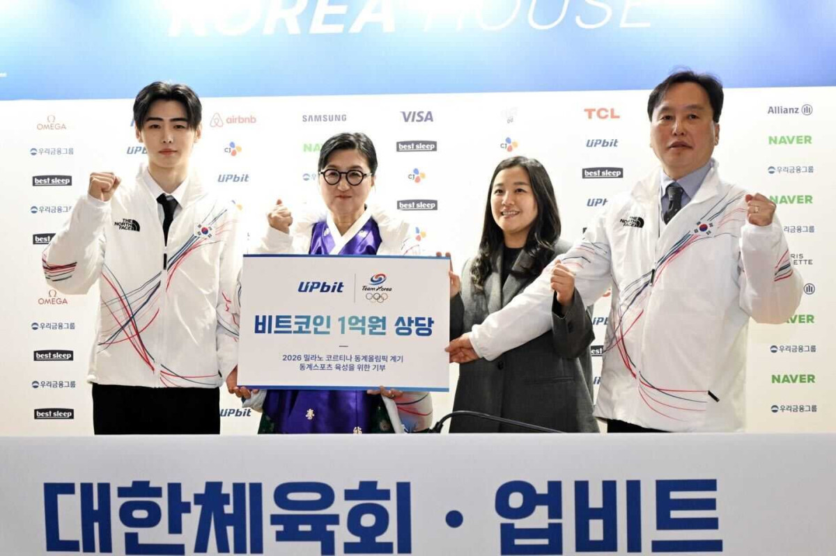 ▲현지시간 5일 이탈리아 밀라노의 코리아하우스에서 진행된 업비트와 대한체육회의 기부금 전달식. 좌측부터 엔하이픈 성훈 대한체육회 홍보대사, 노희영 대한체육회 마케팅위원장, 양지희 업비트 마케팅실장, 김영찬 대한체육회 국제본부장 (사진=업비트)