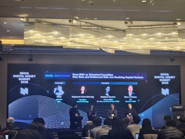 ▲서울에서 열린 Seoul Digital Money Summit 2026에서 ‘RWA에서 토큰증권까지’를 주제로 한 패널 토론이 진행되고 있다. 패널들은 토큰화 자산과 온체인 정산 인프라가 자본시장 구조에 미치는 변화를 논의했다. (손기현 기자)