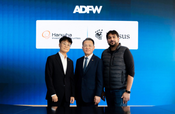 ▲지난 12월 장병호(가운데) 한화투자증권 대표이사와 손종민(왼쪽) 한화투자증권 전무, 크리서스(Kresus) 오메르 칸(Omer Khan) CTO가 ADFW 2025에서 MOU 체결 후 기념 촬영을 하고 있다. (사진=한화투자증권)