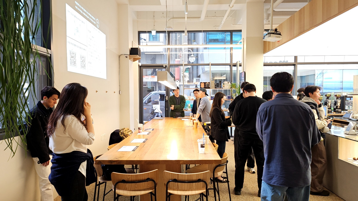 ▲아발란체 팀1 코리아가 24일 서울 강남구 유의미커피로스터즈 역삼점에서 ‘아발란체 모닝 커피 클럽(AMCC)’ 행사를 열고 참가자들과 현장 프로그램을 진행하고 있다. (손기현 기자)