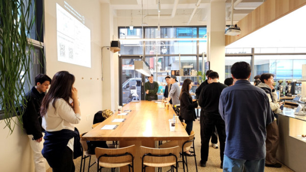 ▲아발란체 팀1 코리아가 24일 서울 강남구 유의미커피로스터즈 역삼점에서 ‘아발란체 모닝 커피 클럽(AMCC)’ 행사를 열고 참가자들과 현장 프로그램을 진행하고 있다. (손기현 기자)