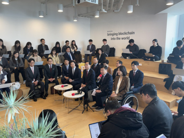 ▲국민의힘 관계 의원들과 디지털자산 업계 관계자들이 25일 서울 여의도 코인원에서 열린 ‘디지털자산 과세제도 개선 관련 현장 간담회’를 진행하고 있다. (손기현 기자)