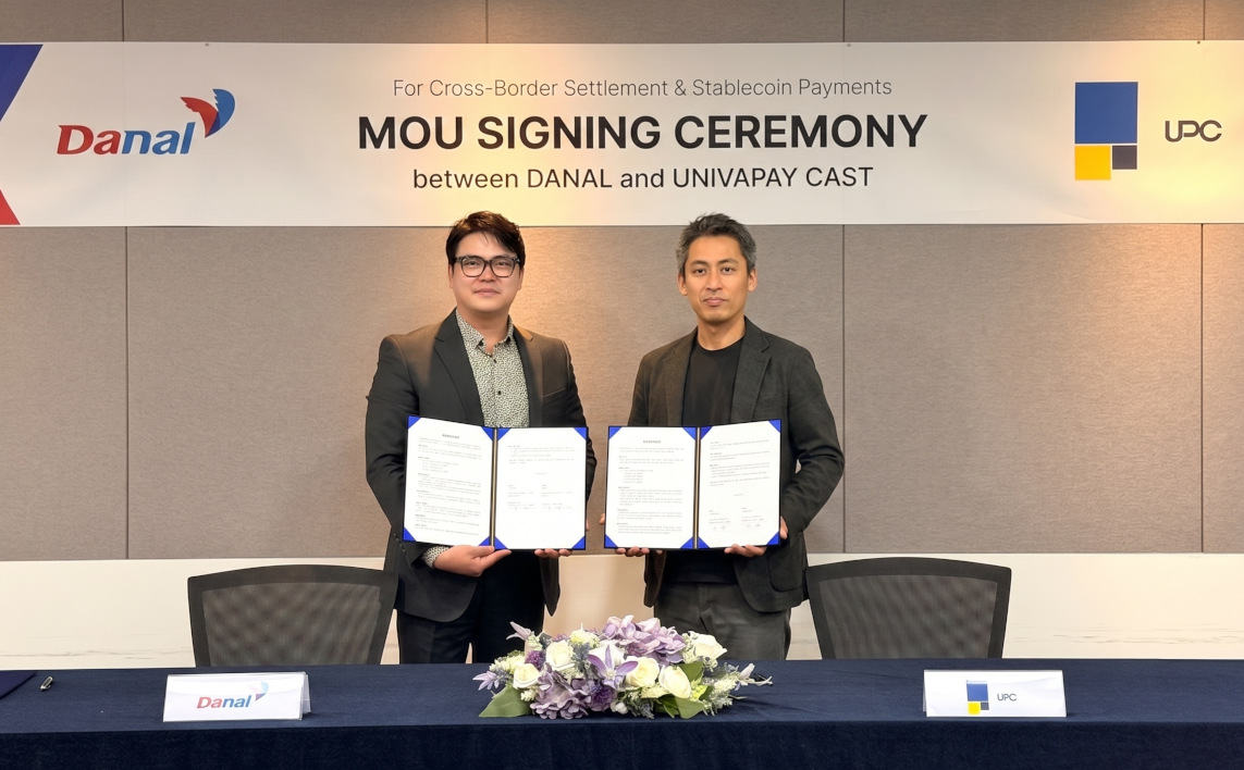 ▲(왼쪽부터) 다날 사업총괄 대표와 UPC 나카오 슈헤이 대표가 크로스보더 결제 및 스테이블코인 결제 협력을 위한 업무협약(MOU) 체결 후 기념촬영을 하고 있다. (사진제공=다날)