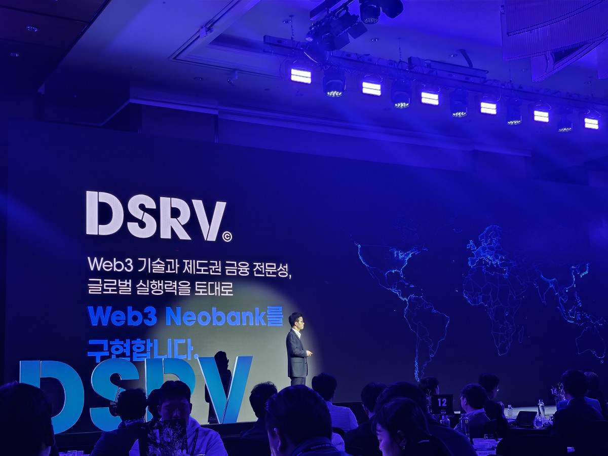 ▲서병윤 DSRV 공동대표가 29일 서울 여의도 콘래드 서울에서 열린 ‘DeSeRVe All 2026: Web3 Neobank’에서 웹3 기술과 제도권 금융 전문성을 기반으로 한 웹3 네오뱅크 비전을 발표하고 있다. (손기현 기자)