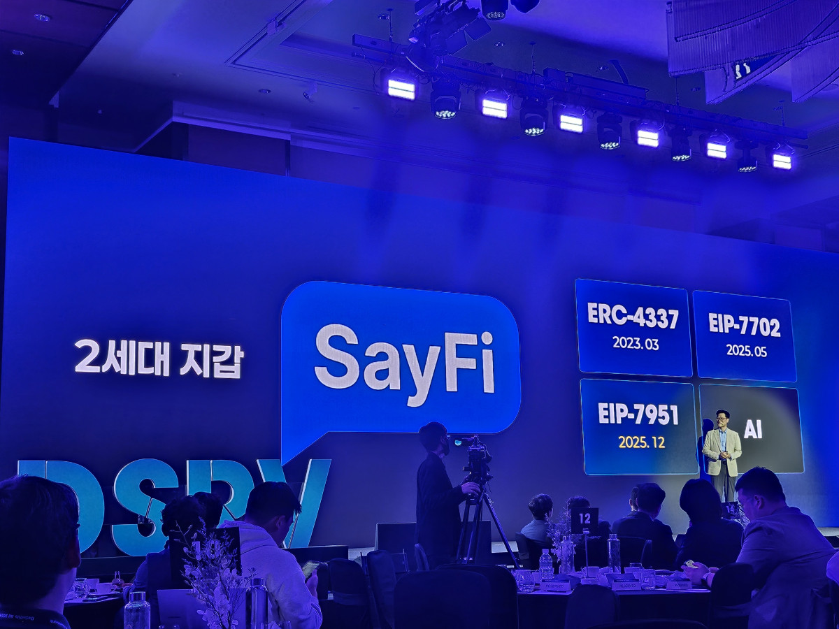 ▲김종광 DSRV 공동창업자가 29일 서울 여의도 콘래드 서울에서 열린 ‘DeSeRVe All 2026: Web3 Neobank’에서 패스키와 AI 기반 자연어 거래 기능을 결합한 웹3 지갑 서비스 ‘SayFi’를 소개하고 있다. (손기현 기자)