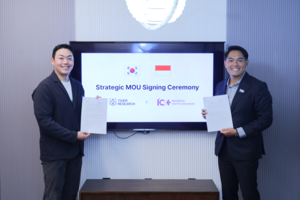 ▲김규진 타이거리서치 대표(왼쪽)와 팡 쉐 카이(Pang Xue Kai) ICEx 대표가 업무협약(MOU) 체결 후 기념촬영을 하고 있다. (사진제공=타이거리서치)