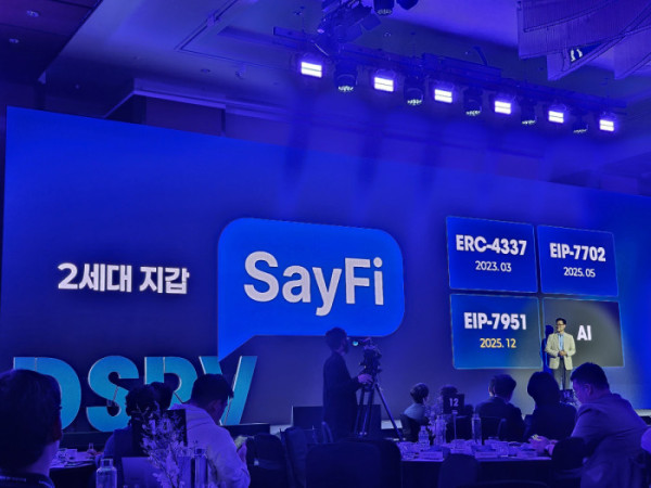 ▲김종광 DSRV 공동창업자가 29일 서울 여의도 콘래드 서울에서 열린 ‘DeSeRVe All 2026: Web3 Neobank’에서 패스키와 AI 기반 자연어 거래 기능을 결합한 웹3 지갑 서비스 ‘SayFi’를 소개하고 있다. (손기현 기자)