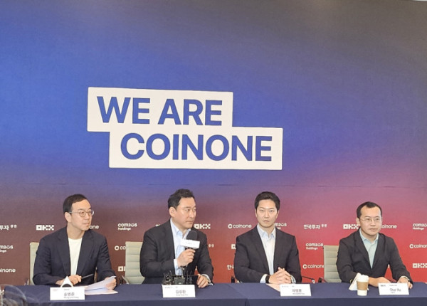 ▲김성환 한국투자증권 대표, 스타 쉬(Star Xu) OKX CEO, 컴투스홀딩스 송병준 의장, 차명훈 코인원 대표가 4일 서울 영등포구 코인원 사옥에서 열린 ‘코인원·한국투자증권·OKX·컴투스홀딩스 공동 기자간담회’에서 기념간담회를 진행하고 있다. (손기현 기자)